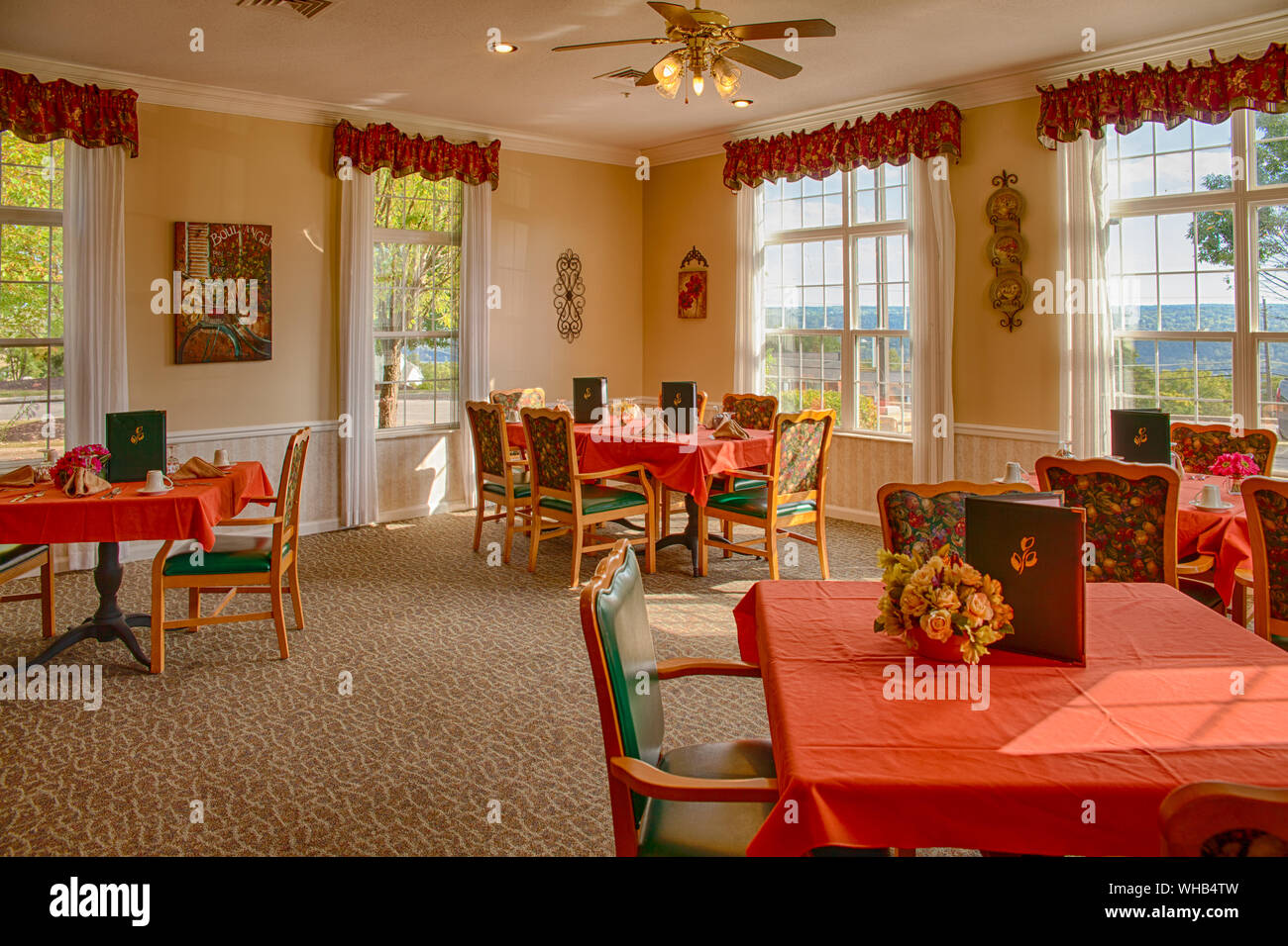 Salle à manger habillée pour l'automne dans un salon local assisté Banque D'Images