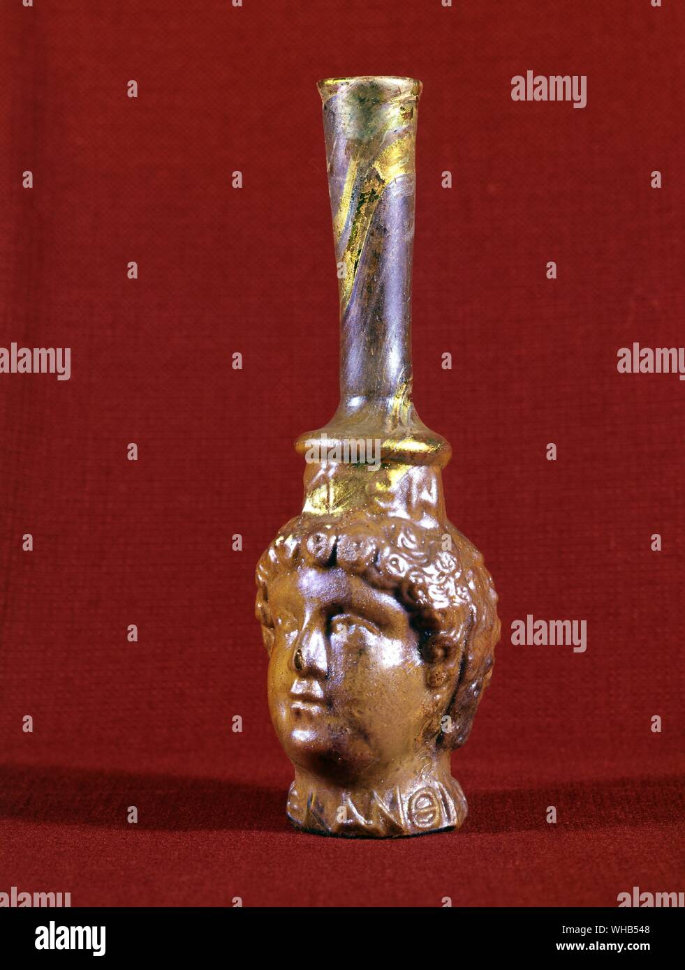 Vase grec avec tête dépassant du haut. Banque D'Images