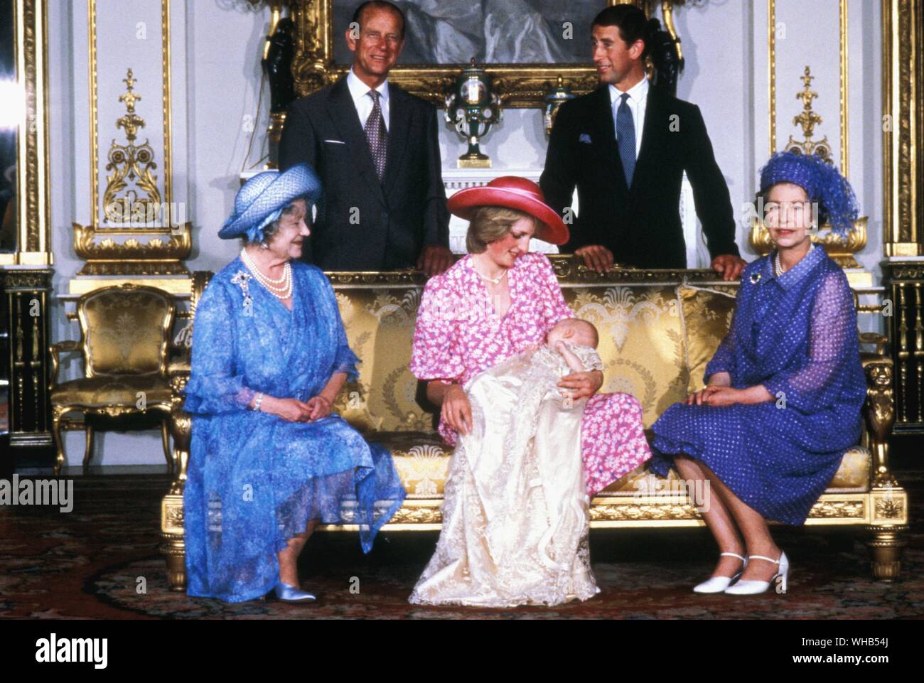 Baptême du premier fils, William, du Prince Charles et de Diana, princesse de Galles (Lady Diana Spencer) 4 août 1982 au Palais de Buckingham. Diana est flanqué par la reine Elizabeth la reine mère (grand-mère au Prince Charles et mère de la reine Elizabeth II) et de la reine Elizabeth II (Mère du Prince Charles et belle-mère de Diana). Dans la photo derrière sont PrincePhilip le duc d'Édimbourg, et le Prince Charles, prince de Galles.. Banque D'Images