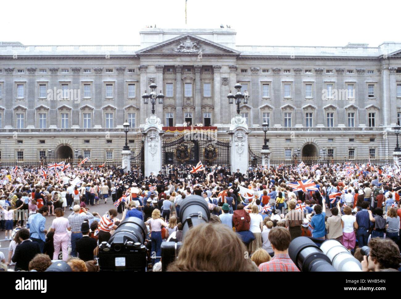 Des foules de wellwishers à l'extérieur de Buckingham Palace pour voir le Prince Charles et de Lady Diana Spencer le jour de leur mariage le 29 juillet 1981. Banque D'Images