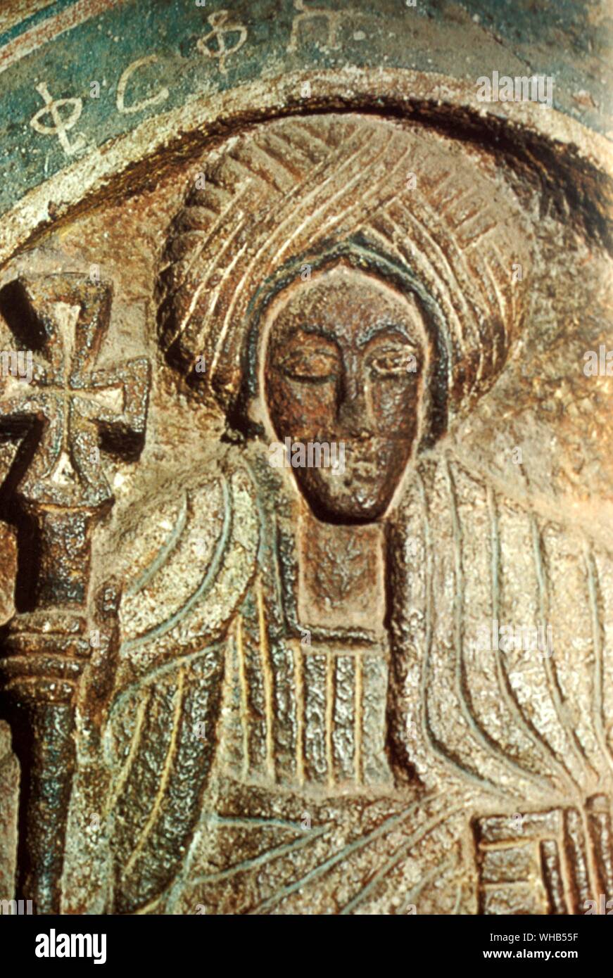 Bas-relief religieux - Eglise de Golgotha - saint avec croix et discontinue.. Banque D'Images