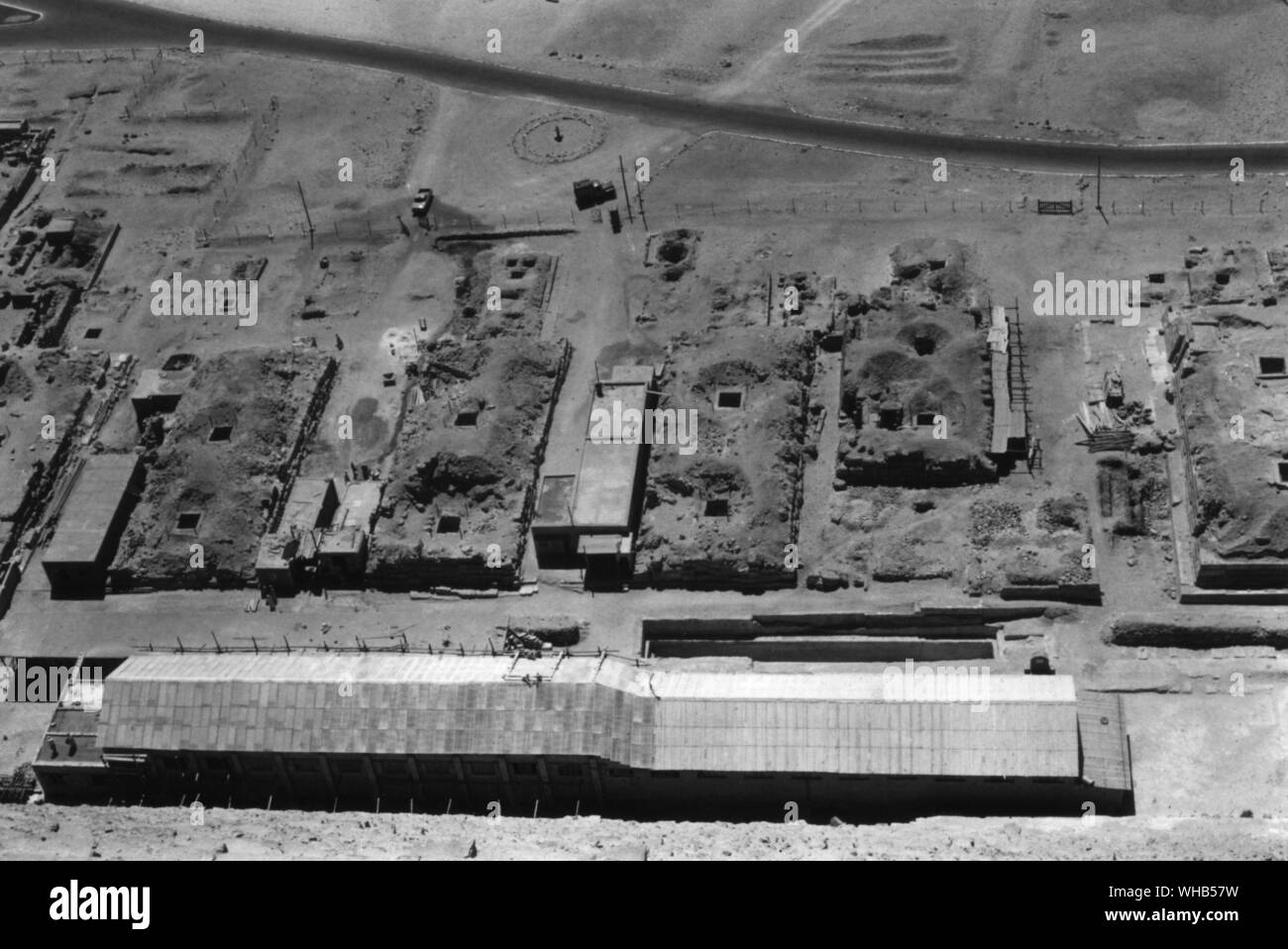 Vue du haut de la grande pyramide de Gizeh, sur le côté sud, montrant le toit du bateau et musée à ciel ouvert où un bateau Cheops a été trouvé. Pâtés à la droite cache un deuxième bateau fosse. Cheops est aussi appelé Khufu, 4ème dynastie.. . . Banque D'Images