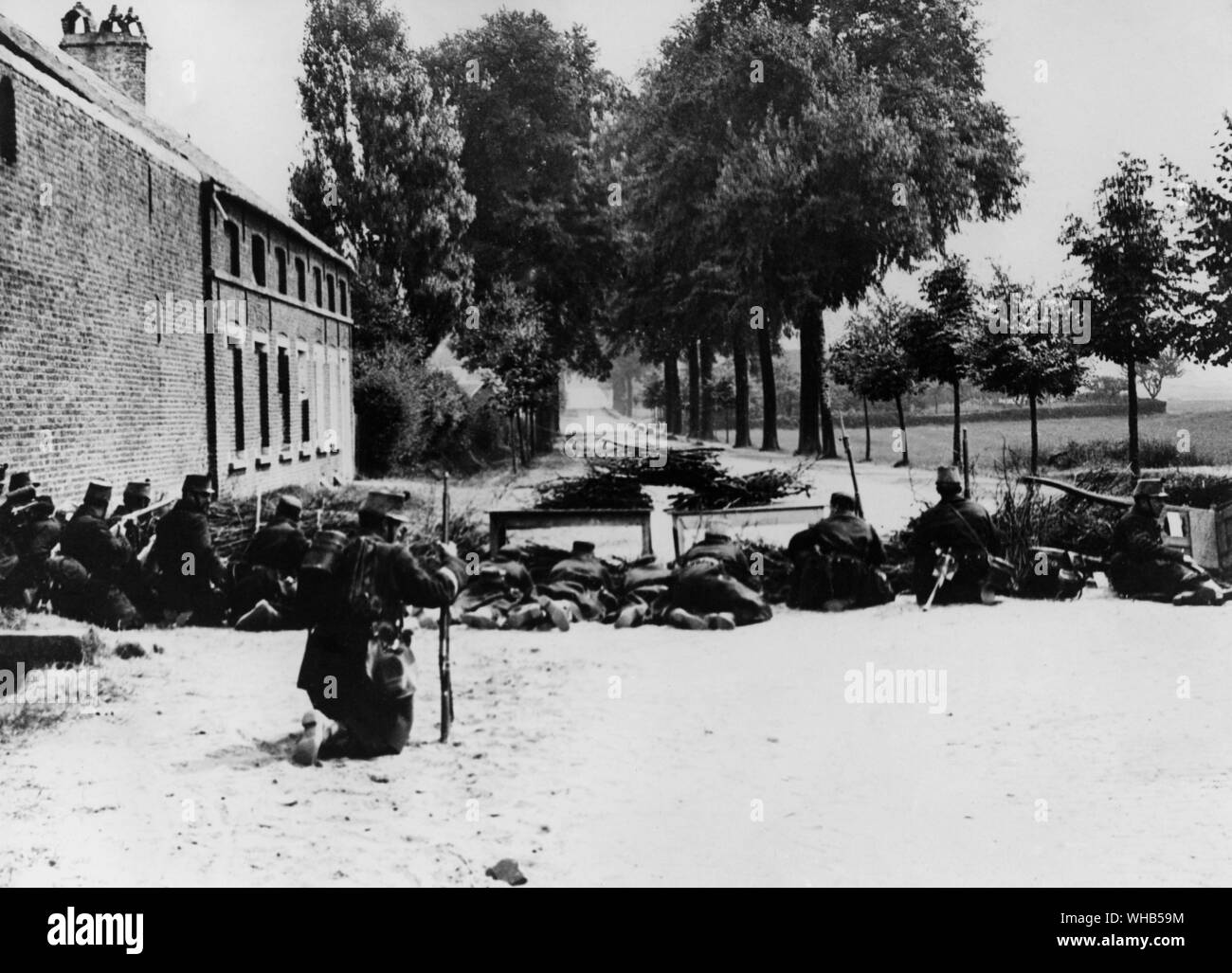 La retraite d'Anvers. Les troupes belges derrière une barricade sur la route au cours de la défense de Louvain, 20 août 1914. Banque D'Images