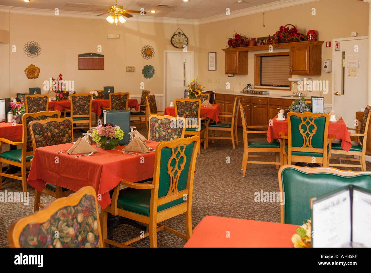 Salle à manger habillée pour l'automne dans un salon local assisté Banque D'Images