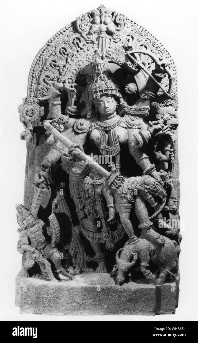 Durga tuant Buffalo - Durga percé la gorge du bison, et quand Mahisa tenté de fuir l'animal, elle coupa la tête. Les dieux ont été ensuite restaurés au ciel. Le mythe de Durga terrassant le démon-buffle peut être une adaptation du nord d'Korravai, le Tamil déesse de la montagne, qui était une déesse de la guerre et de la victoire et à qui des buffles ont été sacrifiés.. . . Banque D'Images
