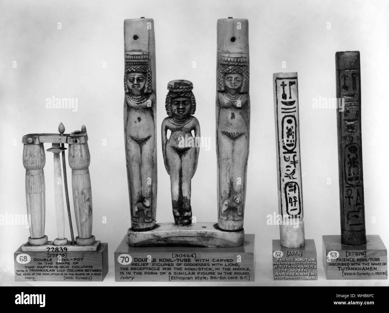 Pour conteneur double peinture oculaire et la baguette avec laquelle il a été demandé. Ensembles de tubes Kohl de l'ancienne Egypte - (l-r) double kohl-pot en forme de deux colonnes avec un bourgeon de papyrus lily triangulaire entre la tête de colonne de la kohl stock est dans la forme d'un bourgeon XII dynastie - kohl double tube avec les données sur l'allégement des déesses sculptées avec les lions. Le réceptacle pour le kohl stick au milieu est sous la forme d'une figure semblable à la ronde (style éthiopien 8e-6e siècle avant J.-C.) - tube kohl faïence inscrit au nom de Toutankhamon et la reine Ankhsenamen XVIII dynastie c.1360 - C.-B. Kohl Faïence Banque D'Images