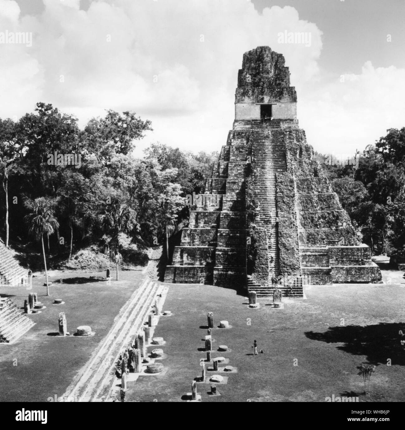 Temple II - Tikal - Guatemala. Tikal (ou Tik'al, selon l'orthographe actuelle plus) est le plus important de l'ancienne villes en ruines de la civilisation Maya. Il est situé dans le département de El Petén au Guatemala. Maintenant partie de parc national de Tikal au Guatemala, c'est un site du patrimoine mondial de l'UNESCO et une destination touristique populaire.. Banque D'Images
