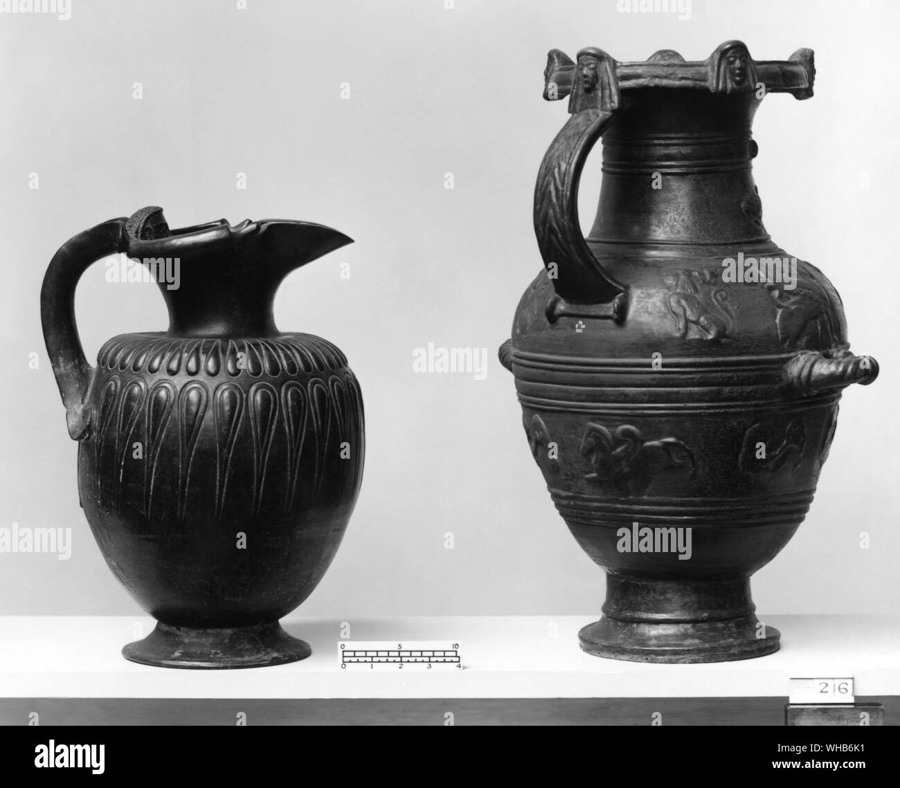 Eutruscan - poterie poterie bucchero noir orné trouve couramment dans des tombes étrusques 6e siècle avant J.-C... Bucchero ['bukkero] (via ital. de port. bucáro argile odorant) est un type de poterie noire typique de la civilisation étrusque, au cours du 1er millénaire avant J.-C.. Méthode d'allumage sous tension l'argile noir, et la surface était brillante et métallique parce qu'il a été soigneusement polie avant de faire feu.. Banque D'Images