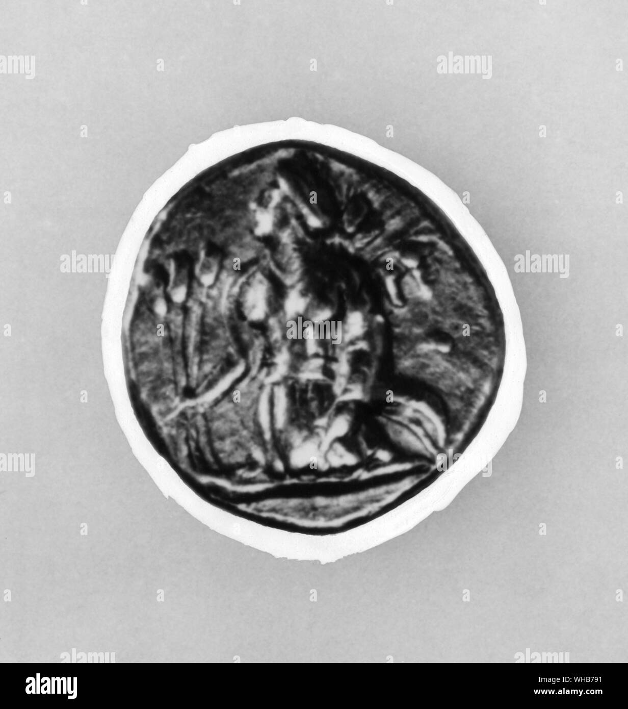 Les esprits de la maïs. La jeune fille de Perséphone maïs sort de terre tenant trois épis de maïs à partir de la monnaie grecque Lampascu Banque D'Images