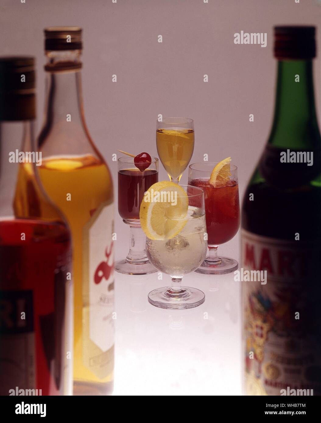 Les boissons alcoolisées dans les verres avec des bouteilles dans l'avant-garde. Banque D'Images