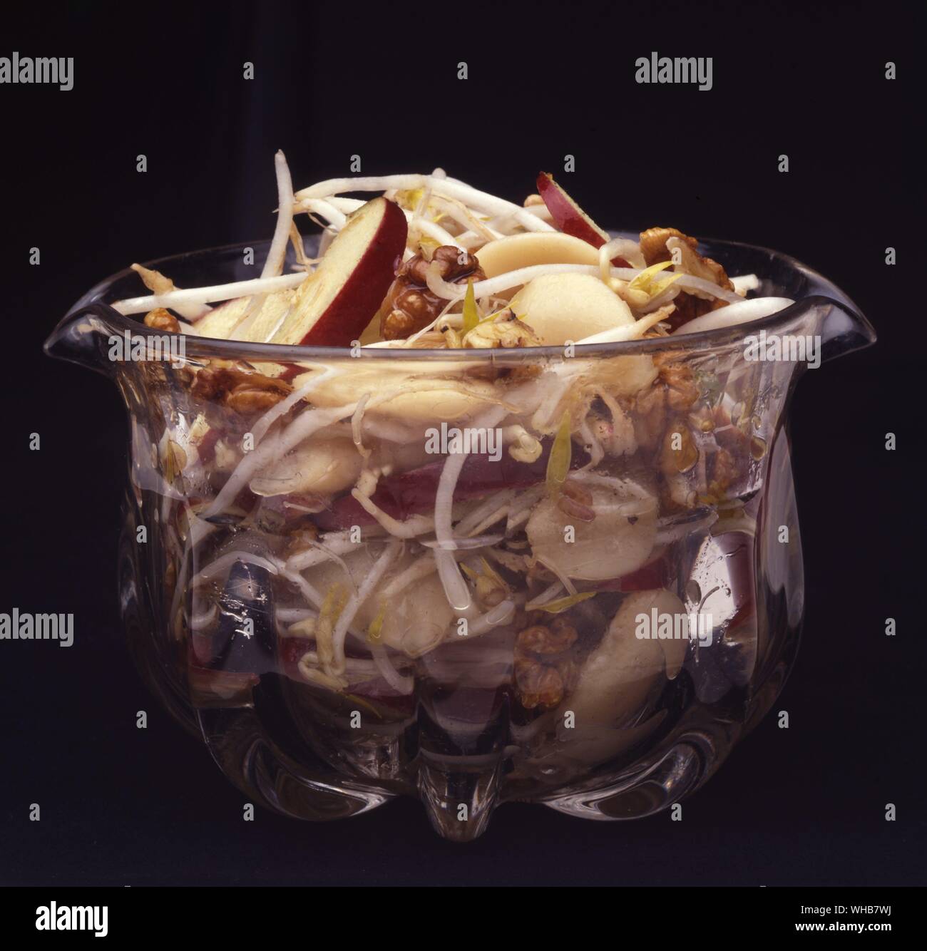 Salade Waldorf dans un bol. Banque D'Images