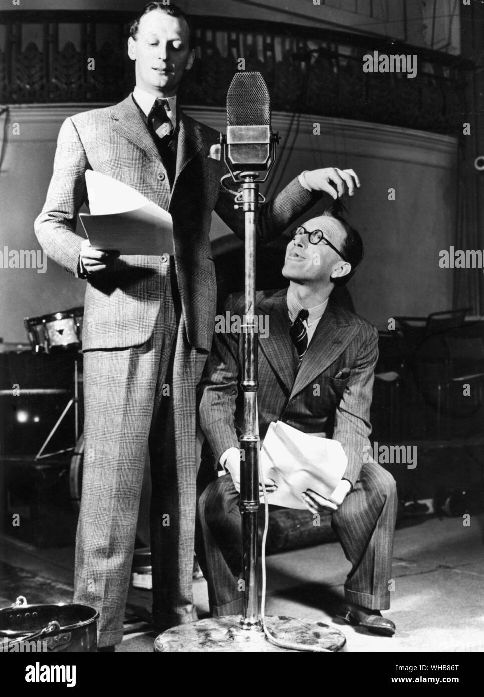 Arthur Askey (droite) et Richard Murdoch l'enregistrement d'un programme radio à Broadcasting House à Londres - 24 janvier 1949. Banque D'Images