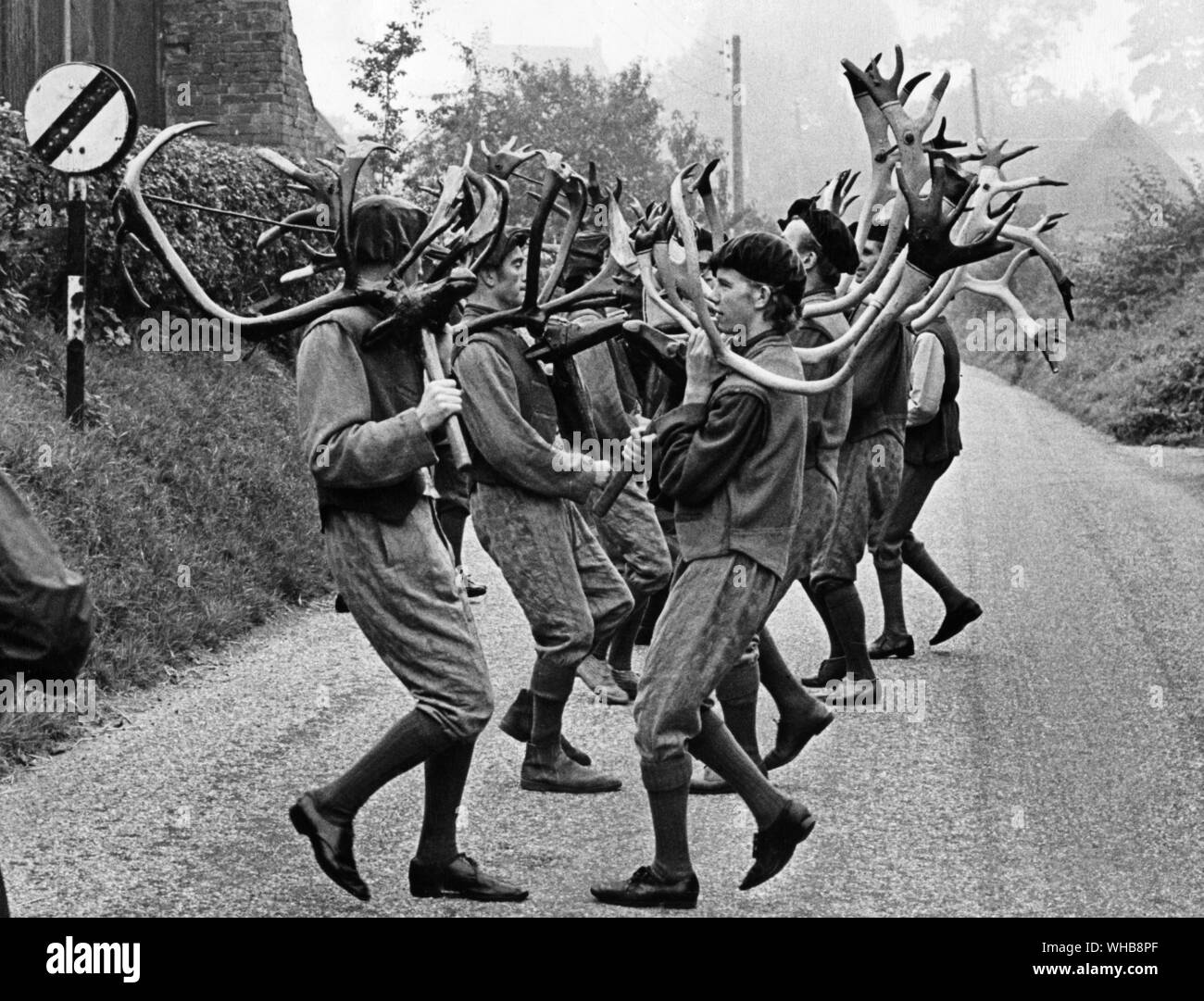 Vie quotidienne - Abbots Bromley Horn Dancers -. L'Abbots Bromley Horn danse, exécuté à l'Barthelmy juste en août 1226, est l'un des quelques coutumes rurales rituel pour survivre au passage du temps. Aujourd'hui la corne de la danse a lieu chaque année sur se réveille lundi. le jour suivant se réveille le dimanche, qui est le premier dimanche après le 4 septembre. En pratique, cela signifie que c'est le lundi 6 septembre et la date est comprise entre le 12 septembre (inclus). Horn Dancers sont composées de six hommes-Cerfs, un imbécile, Dada, Bowman et Maid Marian, effectuer leur danse de la musique fournie par un lecteur à travers melodian Banque D'Images