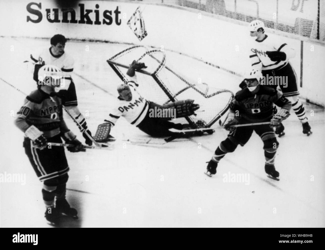 Championnat du Monde de Hockey sur glace 1967 Match à Vienne , Autriche : Danemark / Japon . Le gardien de but danois tombe sur Hans Andreasen lors d'une attaque sur l'objectif du Danemark par les joueurs japonais. 19 Mars 1967 Banque D'Images