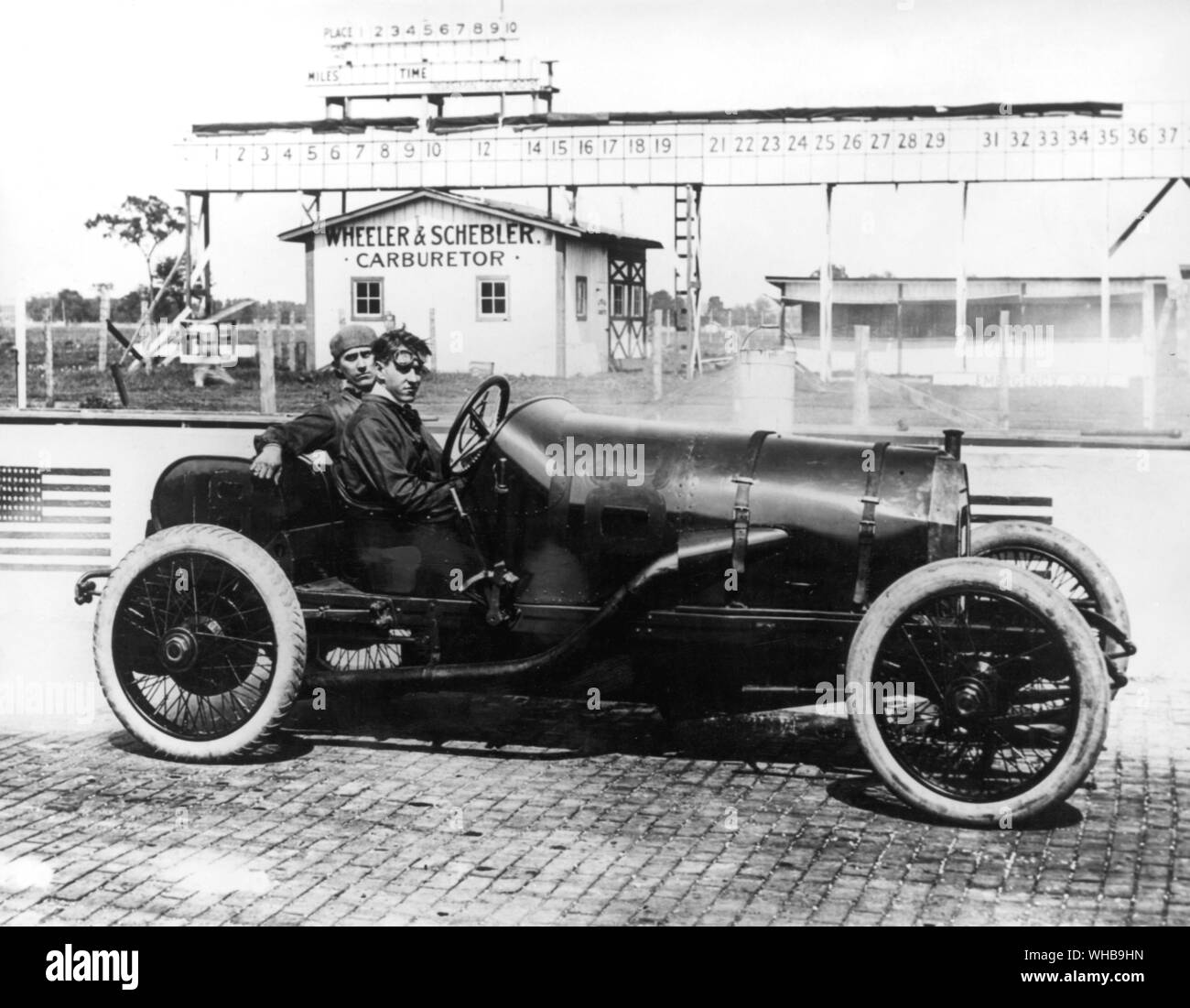 Spencer Wishart dans sa voiture 1913 Mercer qu'il a participé à l'Indianapolis 500 1913 Banque D'Images