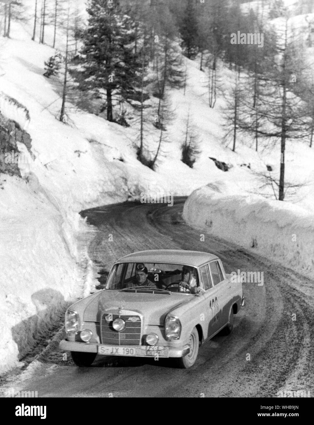 Le 29e Rallye de Monte Carlo a remporté par une Mercedes 128 conduite par paire allemand Walter Schock , et Rolf Moll , vu ici au cours de la difficile épreuve de conduite en montagne , la phase finale du rallye. 24 Janvier 1960 Banque D'Images