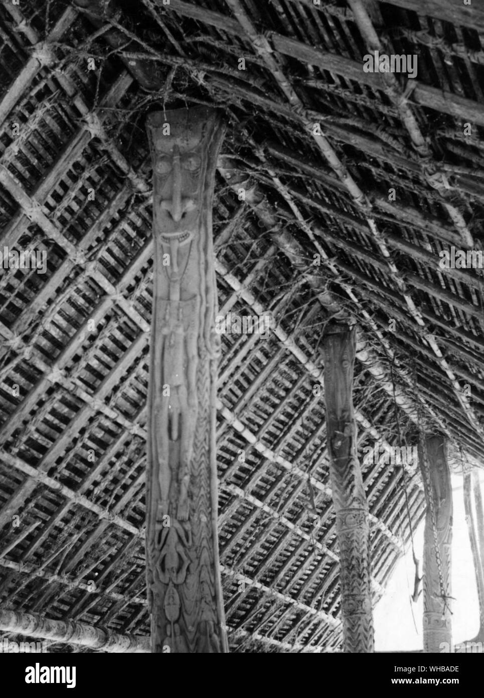 Housepost dans une maison de cérémonie Iatmul de Kanganaman , village , tribu Sepik au salon d'environ 180 cm x 457,2 cm Banque D'Images