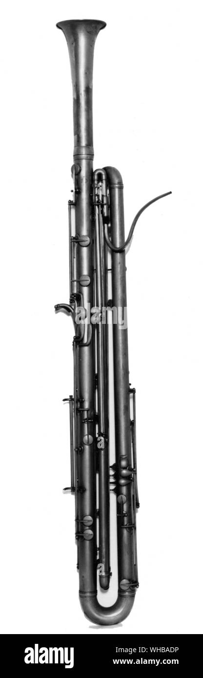 Sarrusophone baryton en F 1875 , par Buffet . Longueur min Paris 51 pouces ou 129,5 cm longueur max. : 183 cm 265,8 cm. E O Pogson Collection Banque D'Images