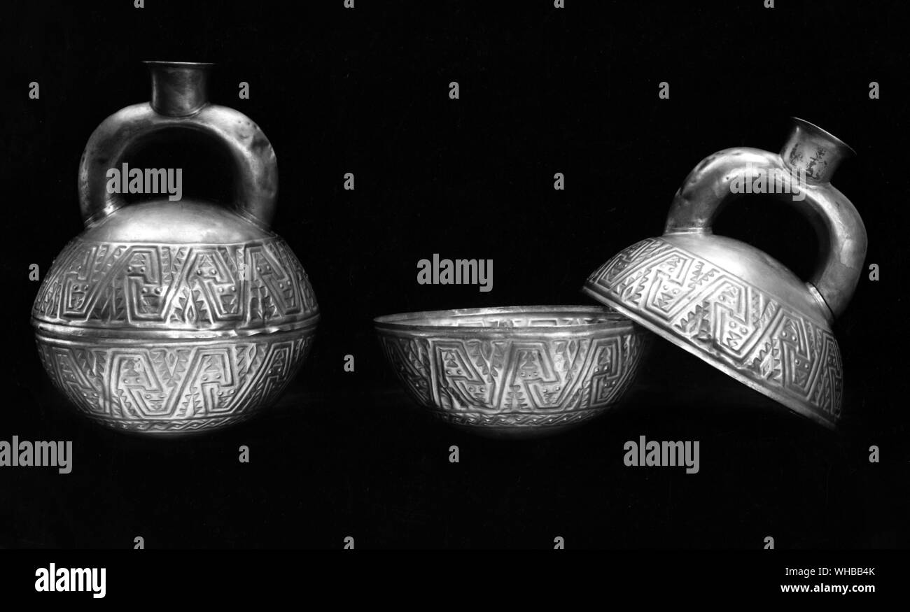 Navire de la tuyère d'étrier , attribué à la culture Chavín , Pérou , l'Amérique du Sud. L'American Museum of Natural History, New York , États-Unis Banque D'Images