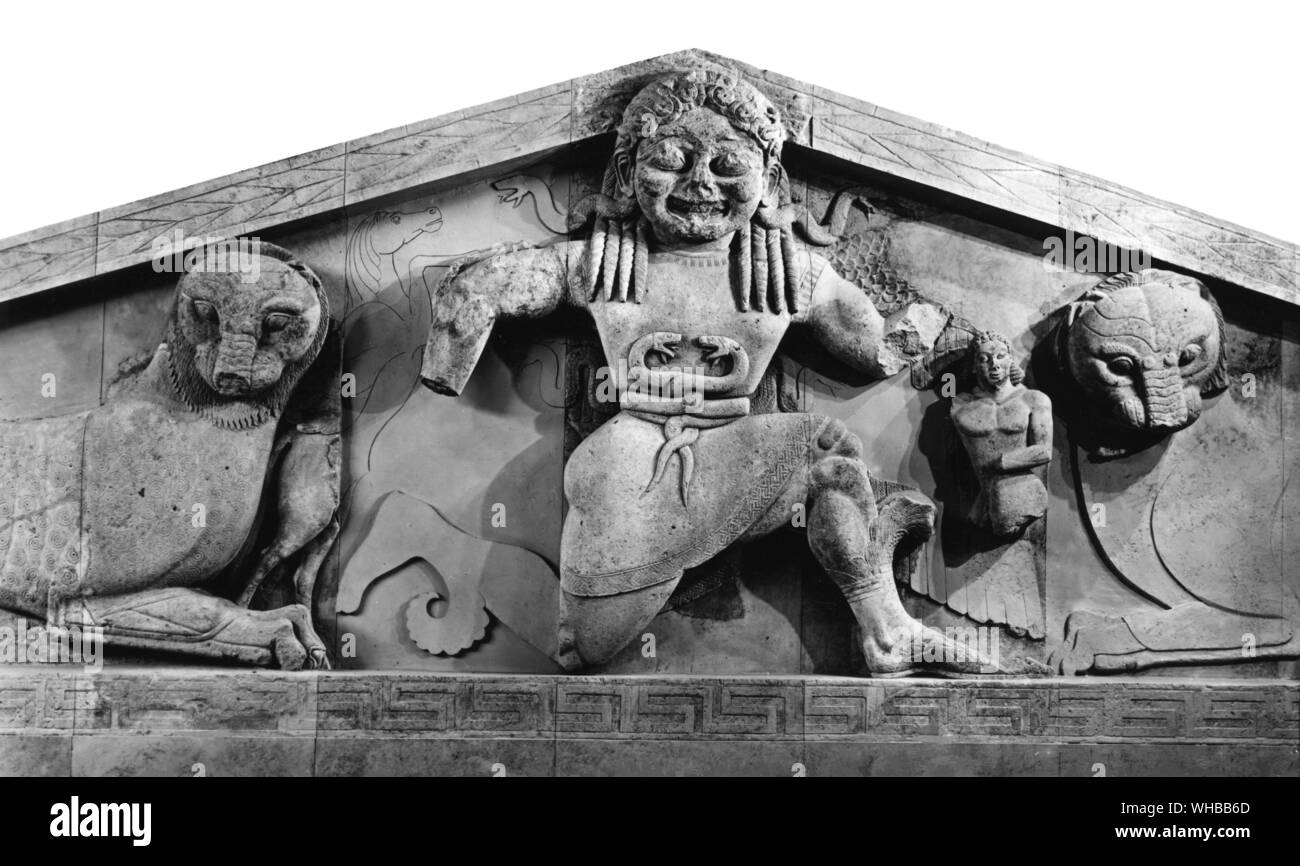 Medusa la figure centrale de l'Knielauf entre deux panthères avec petits Pagasus de Temple de fronton Lustral . Corfou , Grèce 580 av. Banque D'Images