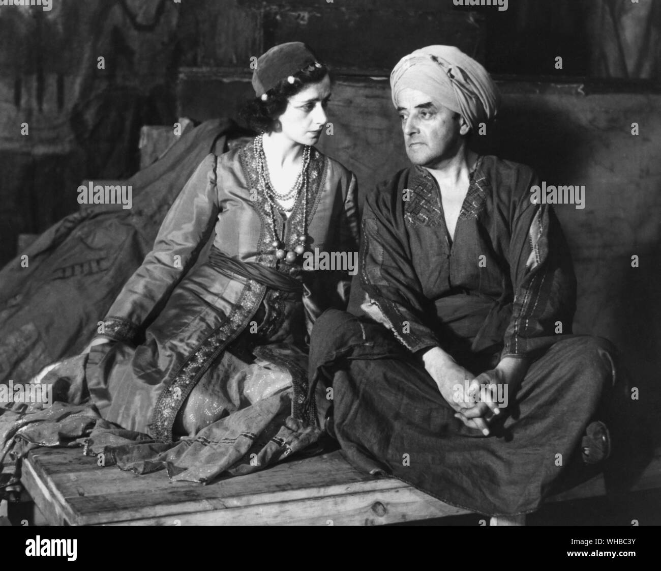 Peggy Ashcroft comme Miranda et Harcourt Williams de Prospero dans The Tempest Old Vic 1933 Banque D'Images