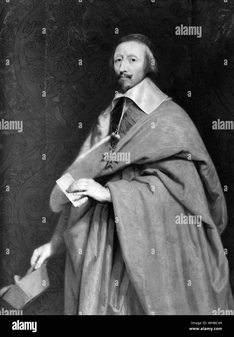 Le Cardinal de Richelieu - Philippe de Champagne, Versailles,. Armand Jean du Plessis de Richelieu, Cardinal-Duc de Richelieu (9 septembre 1585 - 4 décembre 1642), était un ecclésiastique français, noble, et plus. Consacrée comme un évêque en 1607, il entre ensuite en politique, devenant un secrétaire d'État en 1616. Richelieu bientôt élevé à la fois dans l'Église et l'état, devenir un cardinal en 1622, et le roi Louis XIII ministre principal en 1624. Il est resté en fonction jusqu'à sa mort en 1642 quand il a été remplacé par le Cardinal Jules Mazarin.. Banque D'Images