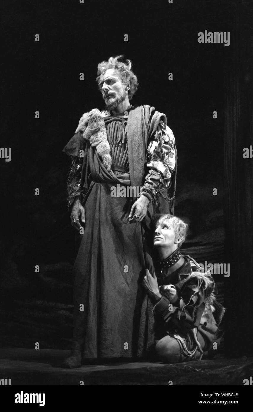John Gielgud comme le Roi Lear et Alan Badel comme l'imbécile. Royal Shakespeare Theatre de Stratford-upon-Avon 1950 Banque D'Images