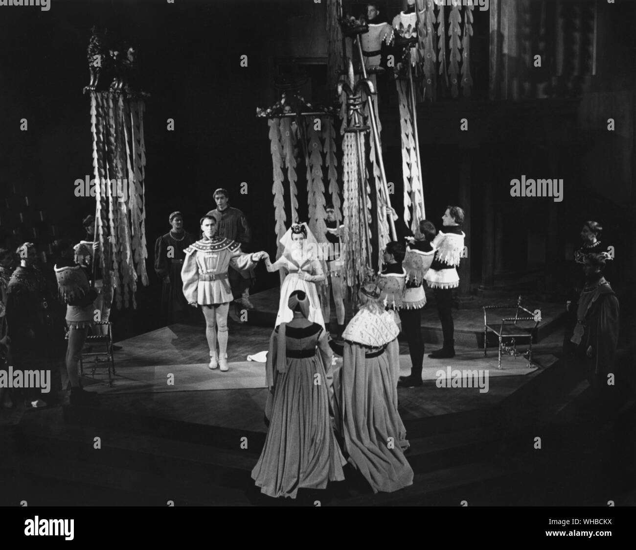 Christopher Plummer comme Henry V et Ginette Letondal comme Katherine, 1956 Banque D'Images