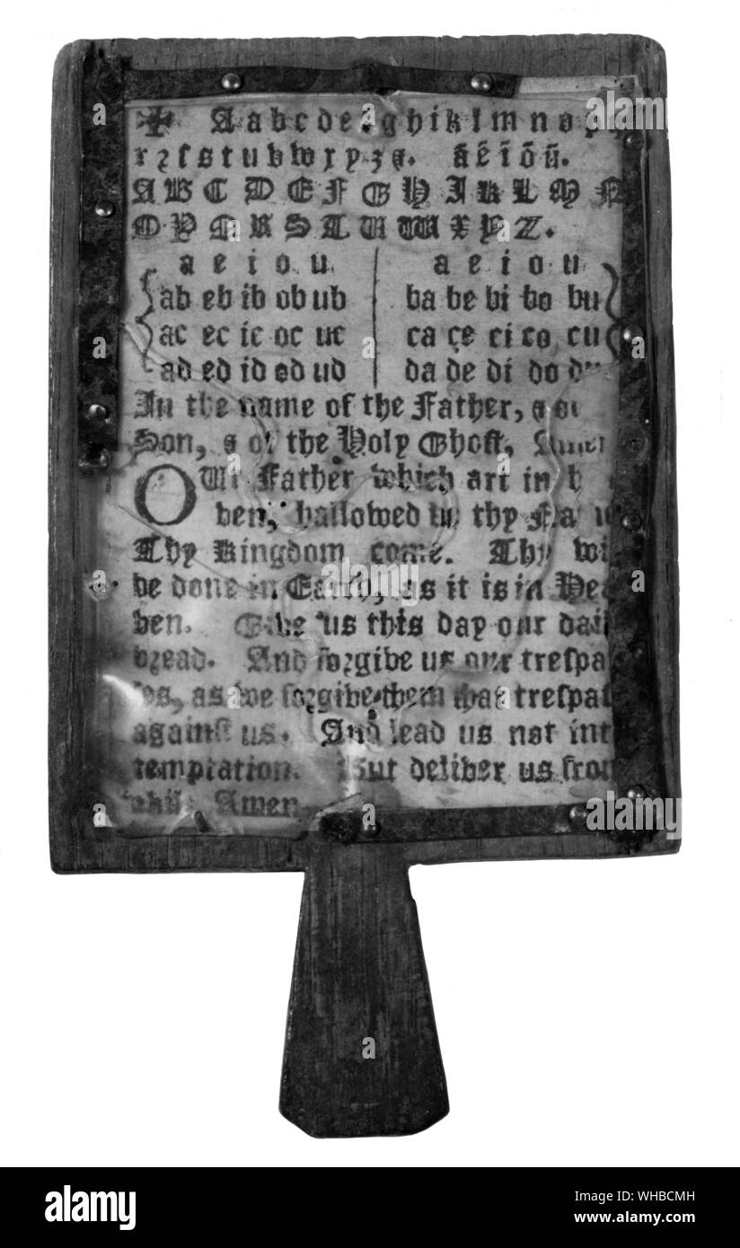 Enfants élisabéthains se pencha leurs alphabets d'un Hornbook , une sorte de pelle en bois Banque D'Images