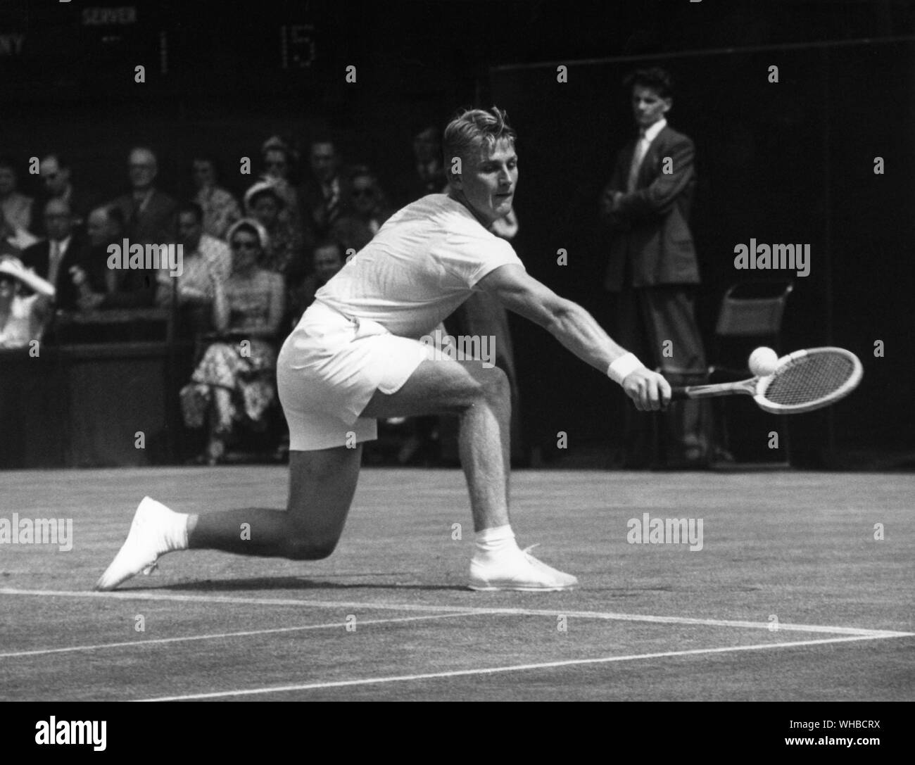 Lew Hoad - joueuse de tennis - . Alan Lewis (Lew Hoad) (né le 23 novembre 1934 à Glebe, New South Wales, Australie, est mort le 3 juillet 1994 à Fuengirola, Espagne) était un champion tennis player. Classé parmi les 21 meilleurs joueurs de tous les temps. Depuis cinq ans, à partir de 1952, il était classé dans le Top 10 mondial pour les amateurs, d'atteindre la première position en 1956.. Banque D'Images