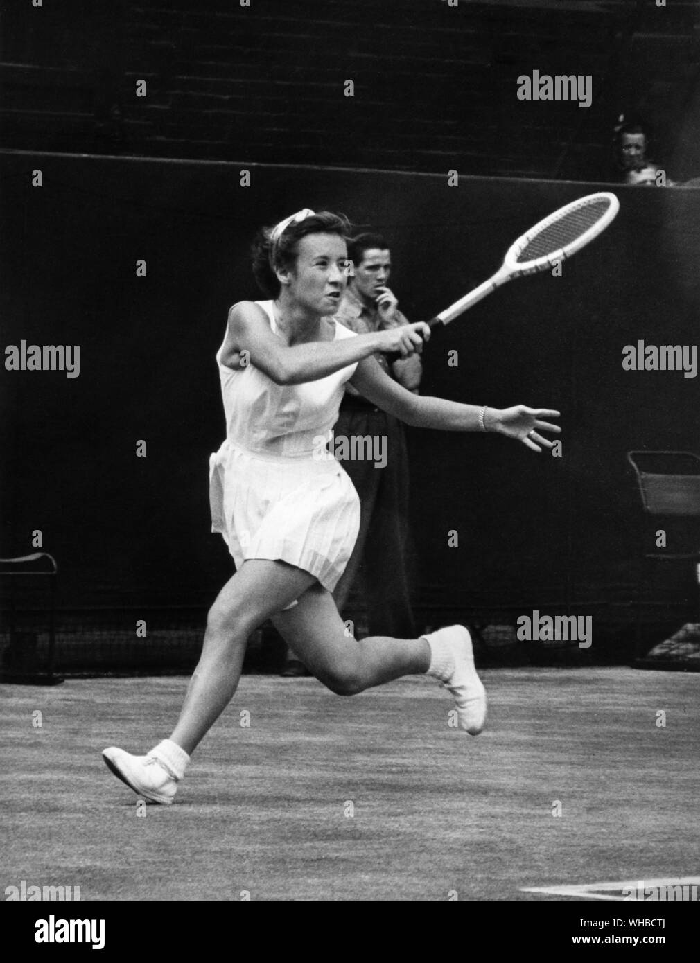 Mme Maureen (Little Mo) Connolly (vu ici) c. Mlle Doris Hart, 1953.. Maureen Catherine (Little Mo) Connolly (né le 17 septembre 1934 - décédé le 21 juin, 1969) est une joueuse de tennis américaine qui a été la première femme à remporter les quatre tournois du Grand Chelem au cours de la même année civile.. Banque D'Images