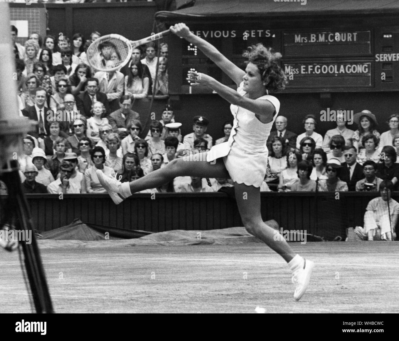 Wimbledon 1971 - Evon Goolagong (Australie) (vu ici) c. Margaret Court (Australie) le 2 juillet 1971.. Fay Evonne Goolagong Cawley AO MBE (né le 31 juillet 1951, dans Griffith, New South Wales, Australie) a été l'un des plus grands joueurs de tennis féminin dans les années 1970 et au début des années 1980. Elle a remporté 14 titres du Grand Chelem : sept en simple (quatre Open d'Australie, deux Wimbledon et un Open de France), six en double dames et un en double mixte.. Banque D'Images