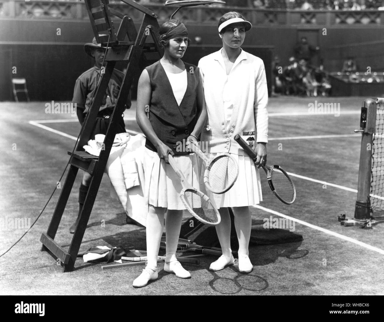 Moody et d'Alverez 1928 - les joueurs de tennis. Lilí Álvarez de (9 mai 1905 - 8 juillet 1998) était un concurrent multi-sport, un champion de tennis international, un auteur, et un journaliste, né Elia María González-Álvarez y López-Chicheri.. Helen Newington Wills Roark (6 octobre 1905 - 1 janvier 1998), également connu sous le nom de Helen Wills Moody, est une joueuse de tennis américaine qui est généralement considéré comme ayant été l'une des plus grandes joueuses de tous les temps.. Banque D'Images