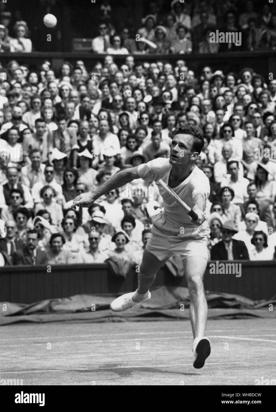 Geoffrey Brown, de l'Australie est considérée en jeu contre Richard Pancho Gonzales le champion américain dans la quatrième série de l'Sinhgles à Wimbledon, Londres, le 25 juin 1949.. Banque D'Images