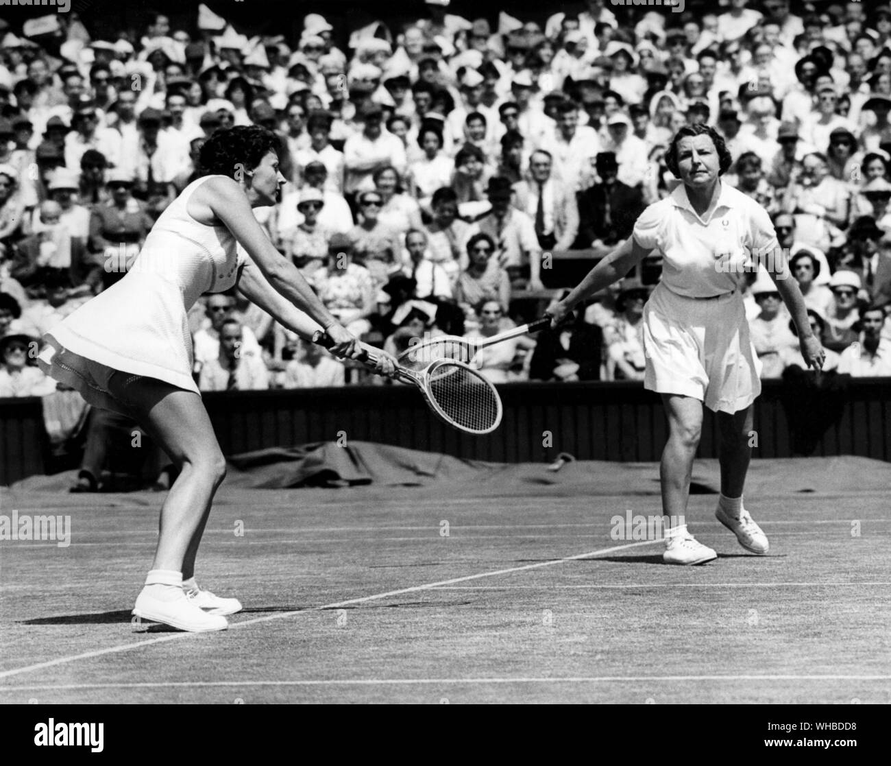 Wimbledon 1957 - K. Hawton (Australie) C. T. D. Long (Australie) 3e juillet 1957.. Banque D'Images
