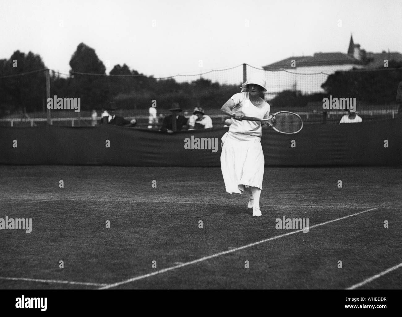 Mme P. O'Hara - bois - joueur de tennis. O'Hara Wood, Hector (Pat) (1891-1961), joueur de tennis international est né le 30 avril 1891. Le 3 août 1923 il épouse une veuve Meryl Aitken Lister, née Waxman, également un joueur de tennis de l'époque victorienne (vu ici). Banque D'Images