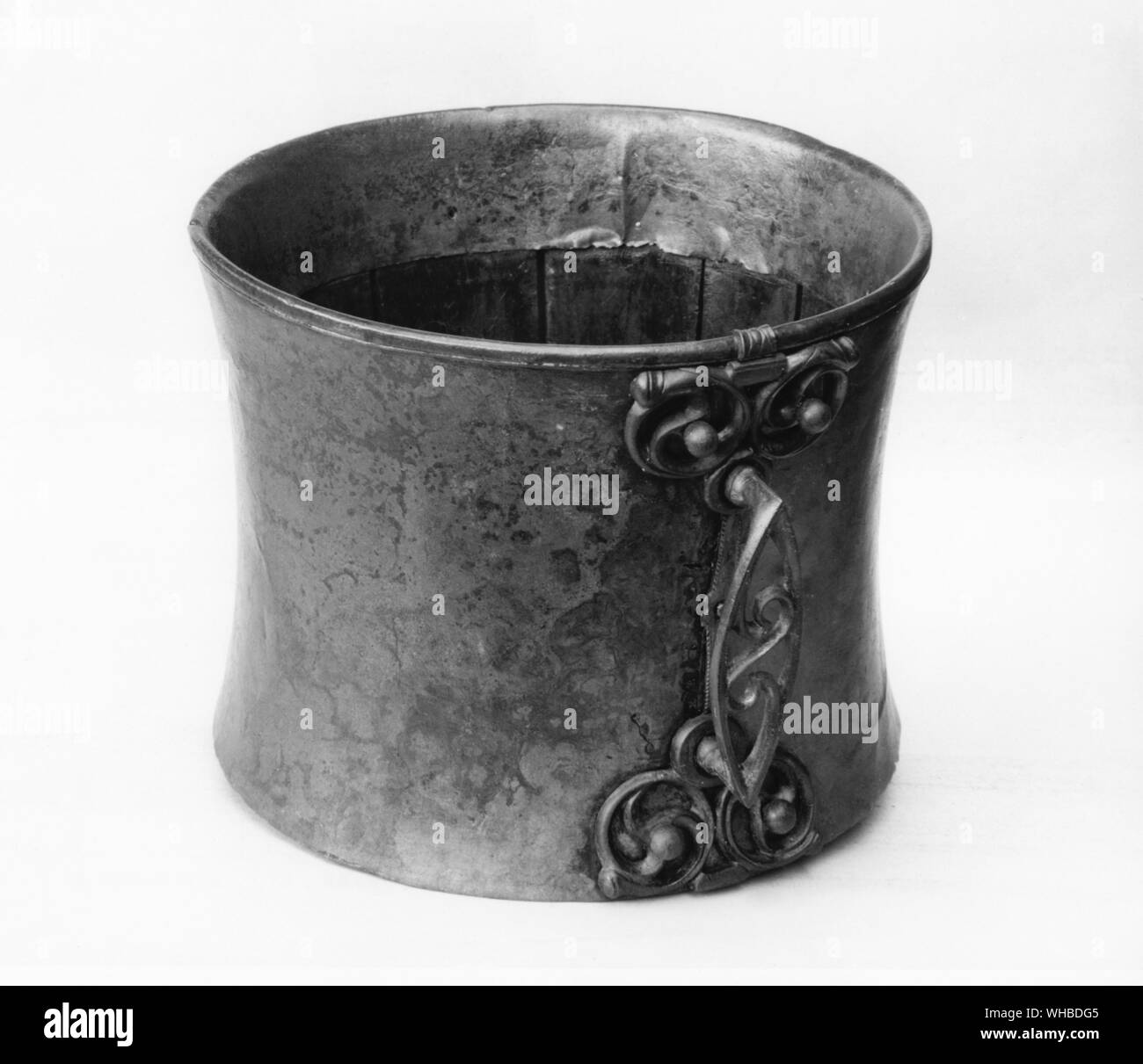 Le Tankard Trawsfynydd fabriqués à partir de barres en bois d'if et couverts en bronze . Il a une poignée de conception celtique , du style de la La culture de la Tène répandue en Europe à partir de autour de 500 avant J.-C. Banque D'Images