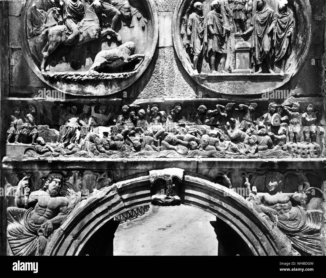 Vittoria di Costantino al Ponte Milvio - Bassorilievo dell'Arco di Costantino : Arc de Constantin célébrant la victoire à Ponte Milvio de Constantin I sur Maxence , érigé c. CE 315 situé entre la colline du Palatin et le Colisée , Rome , Italie Banque D'Images