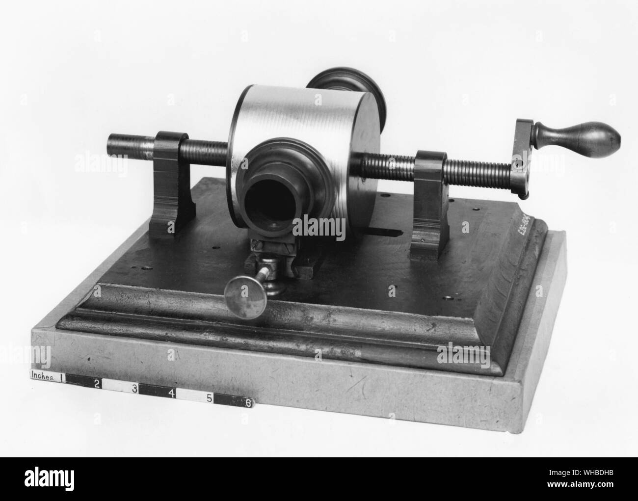Phonographe d'Edison a été élaboré à la suite de Thomas Edison's travailler sur deux autres inventions, le télégraphe et le téléphone. En 1877, Edison travaillait sur une machine qui serait transcrire des messages télégraphiques à travers des impressions sur un ruban de papier, qui pourrait par la suite être envoyés sur le télégraphe à plusieurs reprises. Ce développement a conduit à spéculer que Edison téléphone un message peut également être enregistrée de la même façon. Il a expérimenté avec un diaphragme qui avait un point de gaufrage et a eu lieu à l'encontre de la paraffine en mouvement rapide du papier. Les vibrations fait parler dans les indentations du papier. Plus tard, Edison Banque D'Images