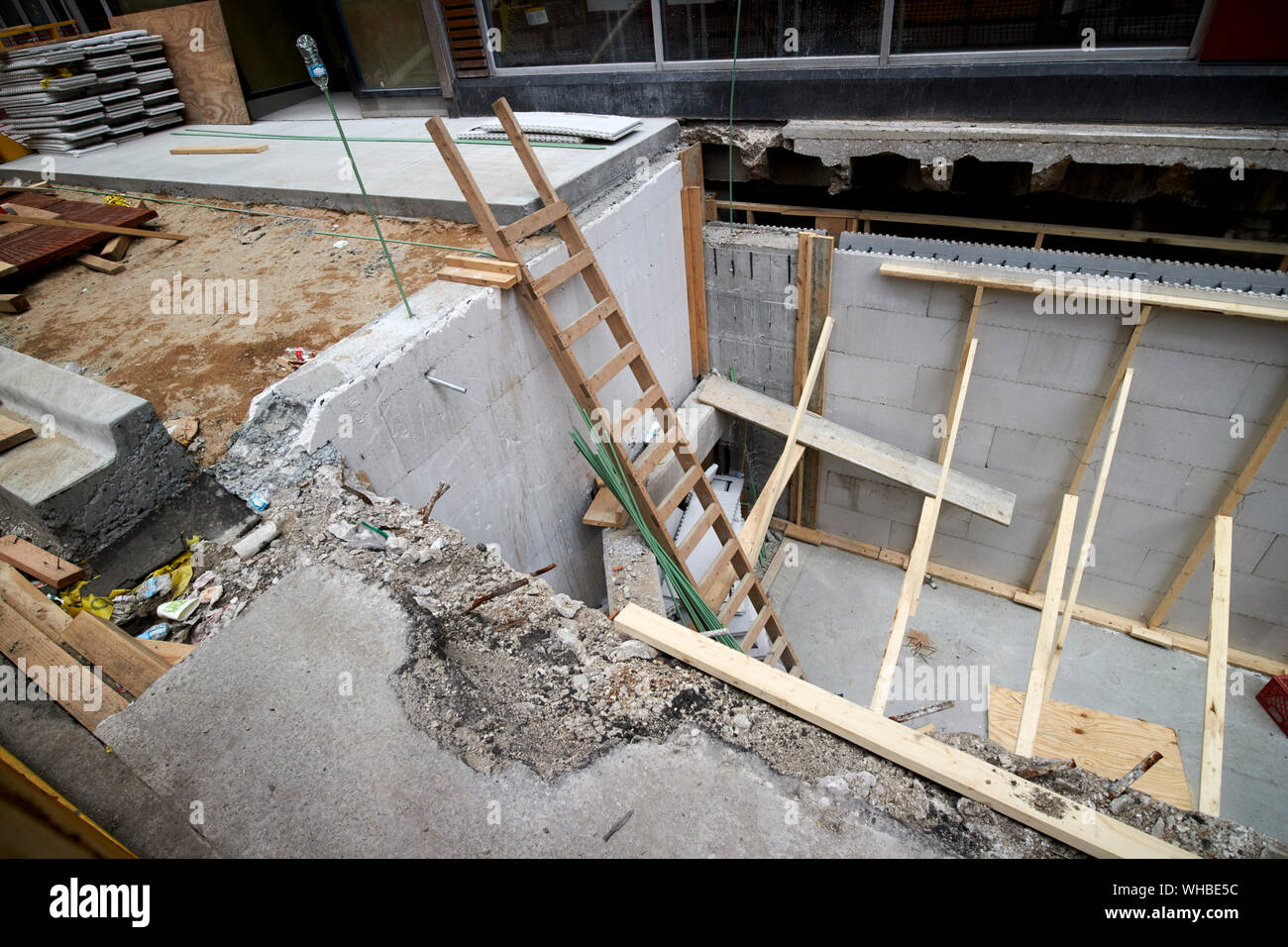 Échelle en bois vers le bas dans les travaux de construction ont permis de consolider les fondations sous-sol bâtiment souterrain place Chicago Illinois Etats-Unis d'Amérique Banque D'Images
