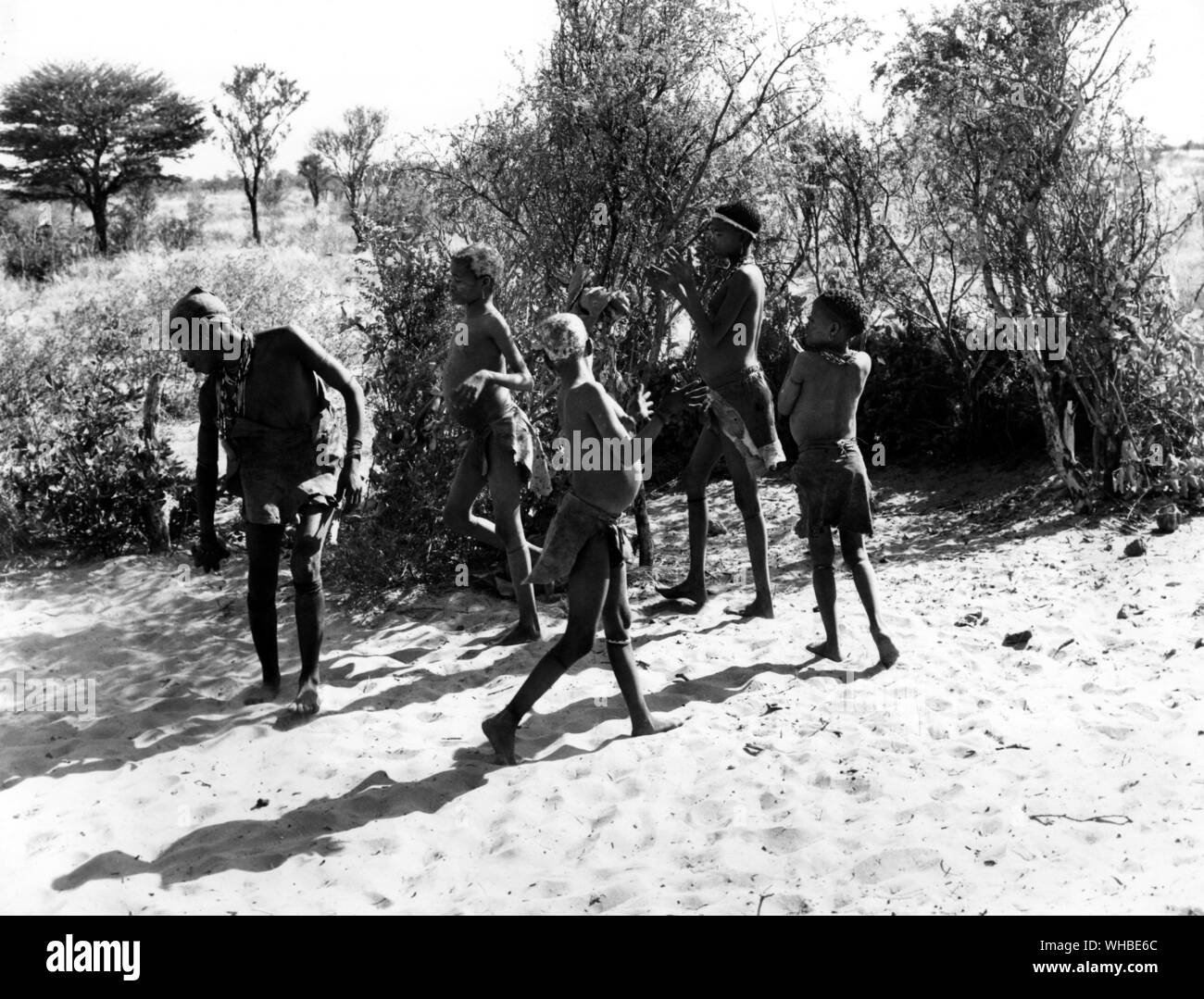 Les enfants jouer à la balle avec un melon . Août 1963 Botswana Banque D'Images