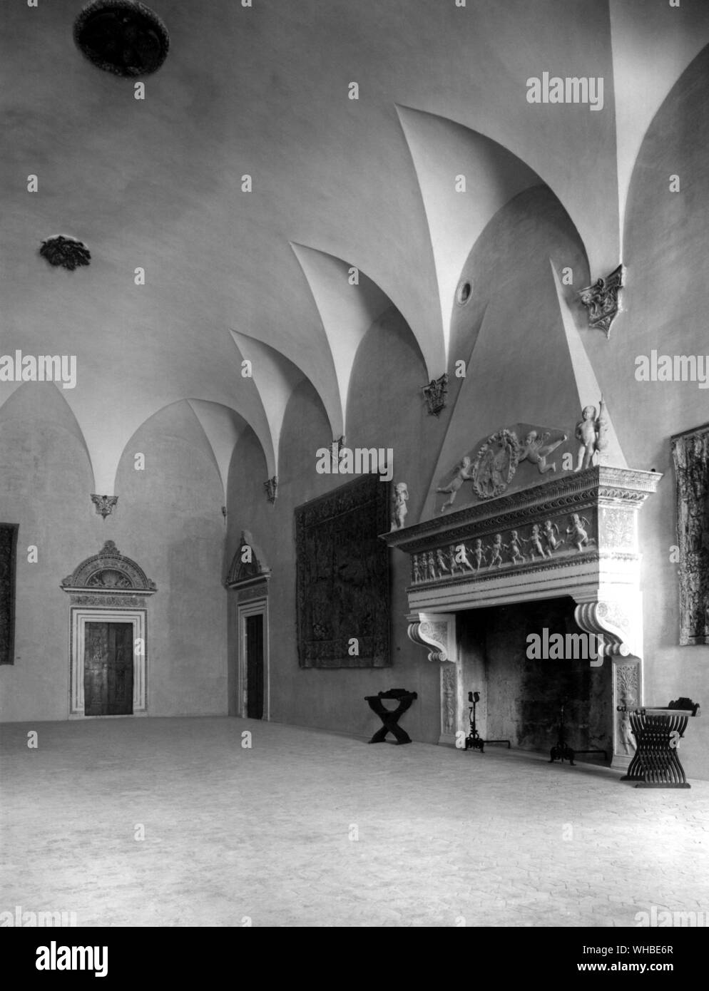 Le Palais Ducal (Italien : Palazzo Ducale) est un bâtiment de style Renaissance dans la ville italienne d'Urbino dans les marches. L'un des monuments les plus importants en Italie, il est répertorié comme site du patrimoine mondial de l'image montre la Sala degli Angeli , Palais Ducal Urbino montrant un célèbre cheminée , le chef-d'œuvre de Domenico Rosselli . Banque D'Images