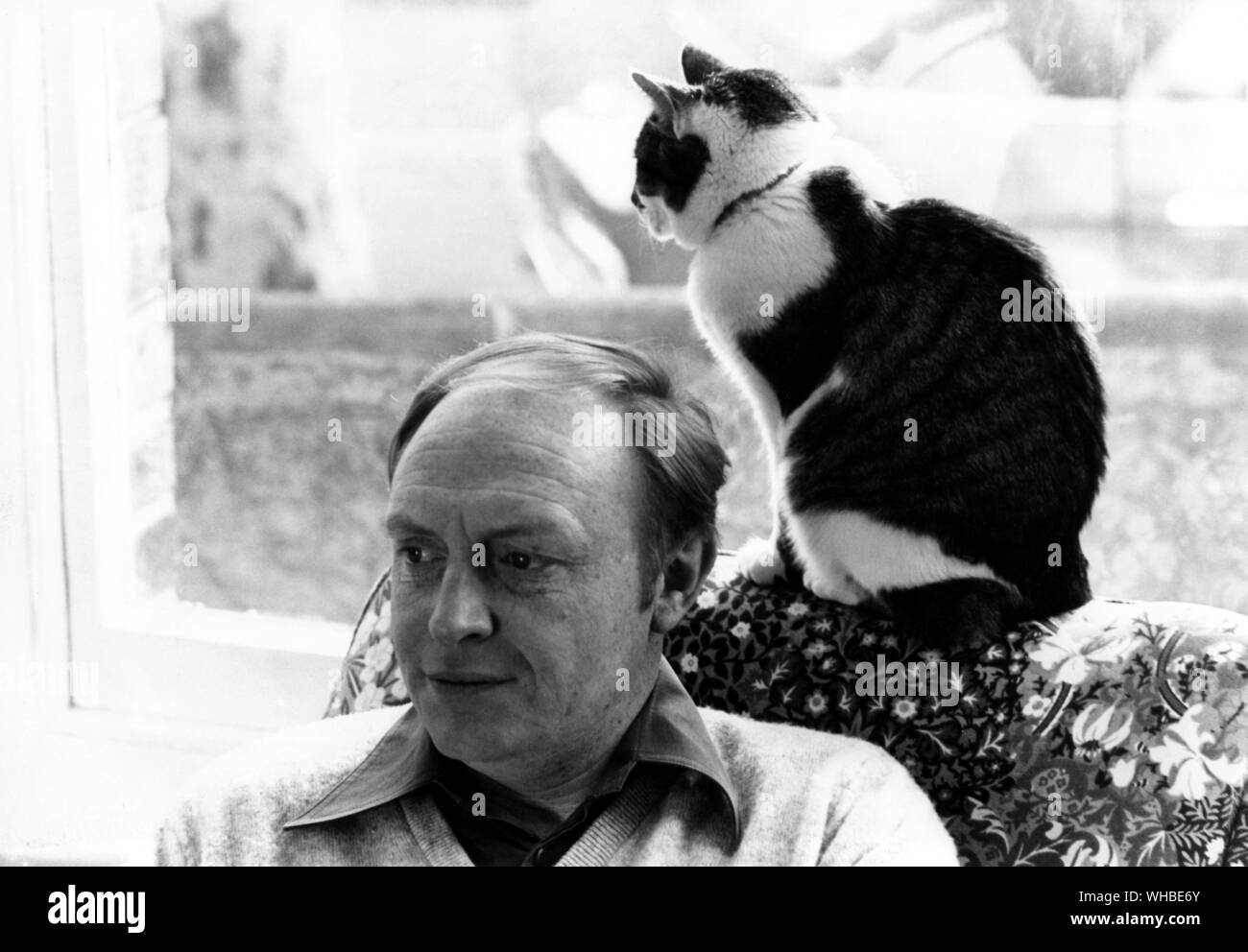 Neil Kinnock avec son chat . Banque D'Images