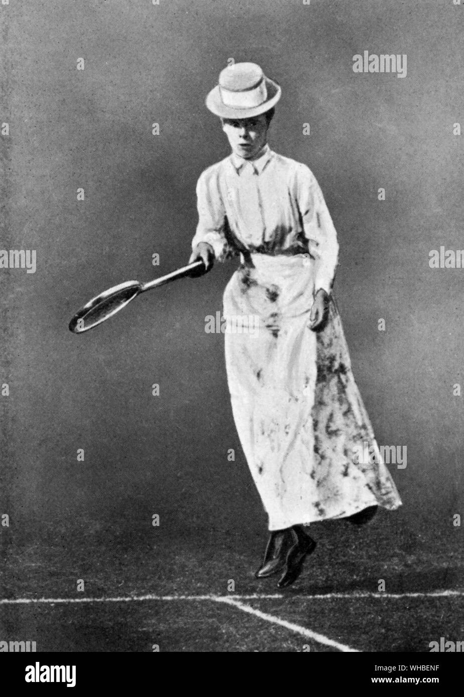 Mlle L. Rice 1890 - Helena Bertha Grace Riz, Lena Rice (né le 21 juin 1866 - 21 juin 1907) a été la seule femme joueuse de tennis irlandaise de gagner un titre à Wimbledon. Lena, (née Helena Bertha Grace) a été la deuxième plus jeune de sept enfants. Lena qui régulièrement s'est associé à sa soeur Annie tennis, appris le jeu à la maison, où ses parents dans leur grand jardin à Marlhill dans les années 1880.. Banque D'Images