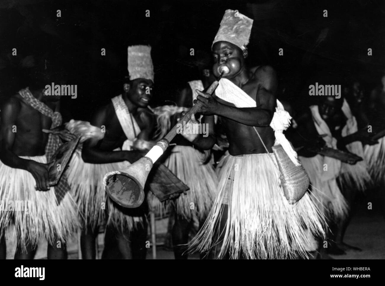Giriami dances Mombasa, Kenya - Les Giriama (appelé aussi Giryama, Kigiriama Kigiryama), ou sont l'un des neuf groupes ethniques qui composent le peuple Mijikenda (qui se traduit littéralement à neuf communes). La bande côtière occupent les Mijikenda s'étendant de Lamu dans le nord à la frontière Kenya/Tanzanie dans le sud, et à environ 30 km à l'intérieur des terres. Les Giriama sont parmi les plus grands de ces groupes ethniques. Ils habitent la région bordée par les villes côtières de Mombasa et Malindi, et l'intérieure des terres communes ou Mariakani et Kaloleni. Les neuf sous-tribus Mijikenda parlent des dialectes étroitement liés du même Banque D'Images