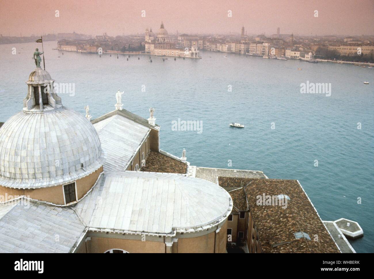 Basilica di Santa Maria della Salute depuis San Giorgio Maggiore , Venise , Italie Banque D'Images
