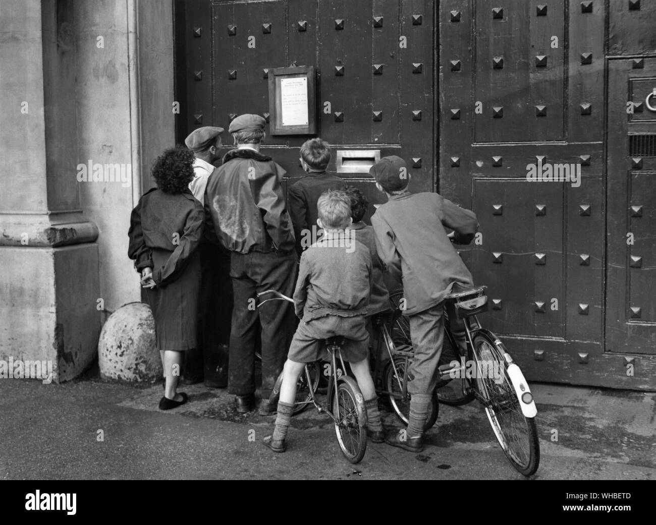 Affichage d'avis de la foule la peine capitale Amendment Act 1868 - Chaque certificat et déclaration et le duplicata de l'inquisition requis par la présente loi doit dans chaque cas être envoyé avec tous les vitesse pratique par le shérif à l'un des principaux de Sa Majesté les secrétaires d'État. et des copies imprimées de la même plusieurs instruments, dès que possible, être présentées et sont, pour vingt-quatre heures au moins rester exposée sur ou près de l'entrée principale de la prison dans laquelle le jugement de la mort, c'est exécuté. Banque D'Images