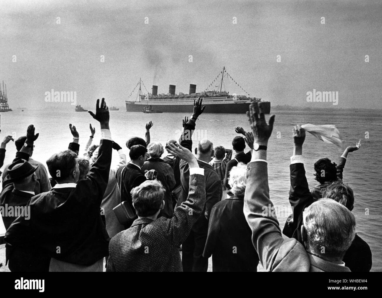 Le dernier voyage du Queen Mary - foule vague et applaudir à Southampton dans le grand paquebot de Cunard Queen Mary, voiles sur son dernier voyage à New York avant d'être remis à son nouveau propriétaire américain - 16 septembre 1967. Banque D'Images