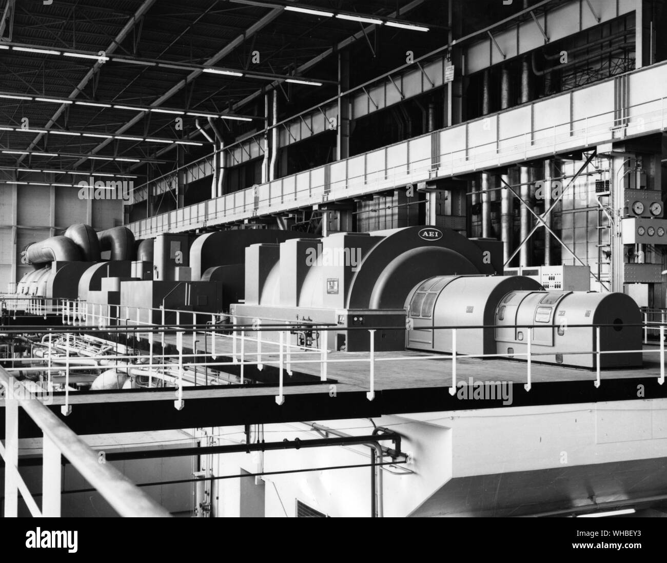 Le plus haut powered turbogénérateurs sur le système CEGB sont les deux unités de 550MW à Thorpe Marsh power station, a officiellement ouvert aujourd'hui. La photo montre l'AEI contre-cylindre multi-turbine-alternateur composé organisé sur deux axes. Jusqu'à ce que le 660MW seul unités axes actuellement en fabrication entrent en service dans les années 1970, le Thorpe Marsh machines seront le plus grand en activité au Royaume-Uni. L'AEI est alimentant les deux axes 660MW seul le dernier d'unités AGR centrale nucléaire de Hinkley Point, dans le Somerset, qui sera terminé en 1972. - Photo du 2 juin 1967.. Banque D'Images