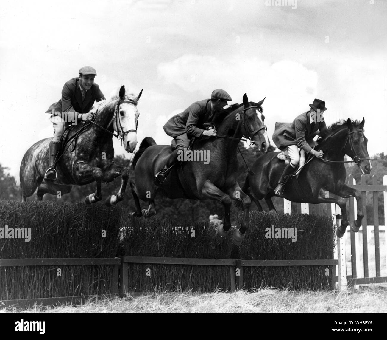 L'équipe Olympique de Grande-Bretagne Procès Cheval. Trois membres de prendre un saut durant la formation à Windsor Forest Ascot Goujon Michael Bullen sur le capitaine Norman romantique Chalet Arthur sur les jeans et le Colonel Frank Welson sur Dapper, 1960 Banque D'Images